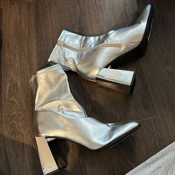 NEW! Border-Line Stretch Silver Metallic Block Heel Booties 🫧 - Picture 7 of 8